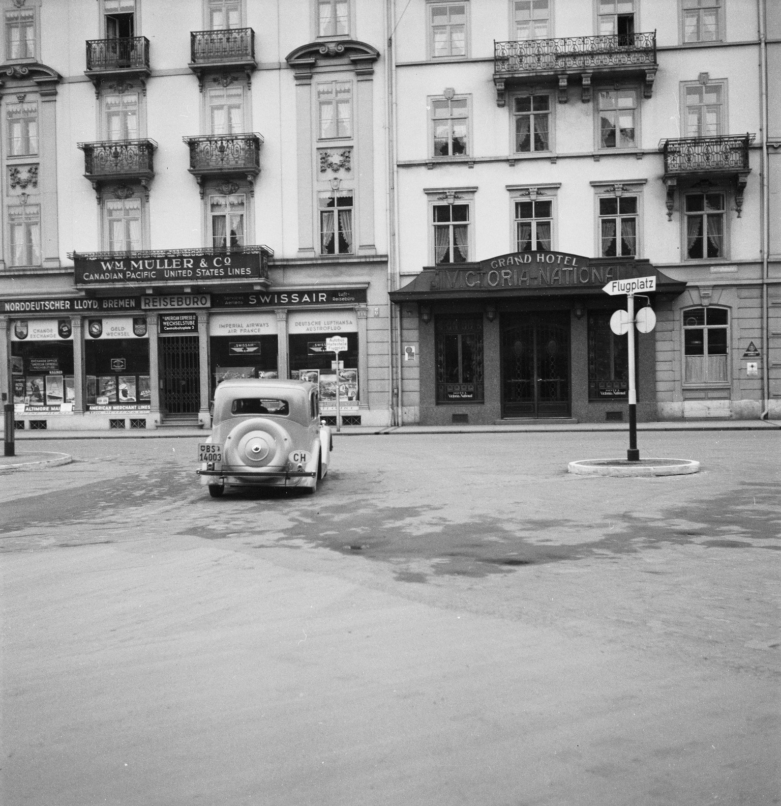 Wir zitieren aus dem Archiv: «Das Swissair-Luftreisebüro und Zubringerbus-Station am Bahnhofplatz in Basel». Irgendwann zwischen&nbsp;1932 und 1940.&nbsp;