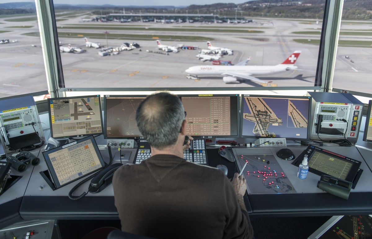 ARCHIV - ZUR MELDUNG, DASS DER FLUGHAFEN ZUERICH EINEN REKORDUMSATZ ERREICHT HAT, STELLEN WIR IHNEN DIESES ARCHIVBILD ZUR VERFUEGUNG - Ein Mitarbeiter von Skyguide kontrolliert die Monitore und hat Bl ...