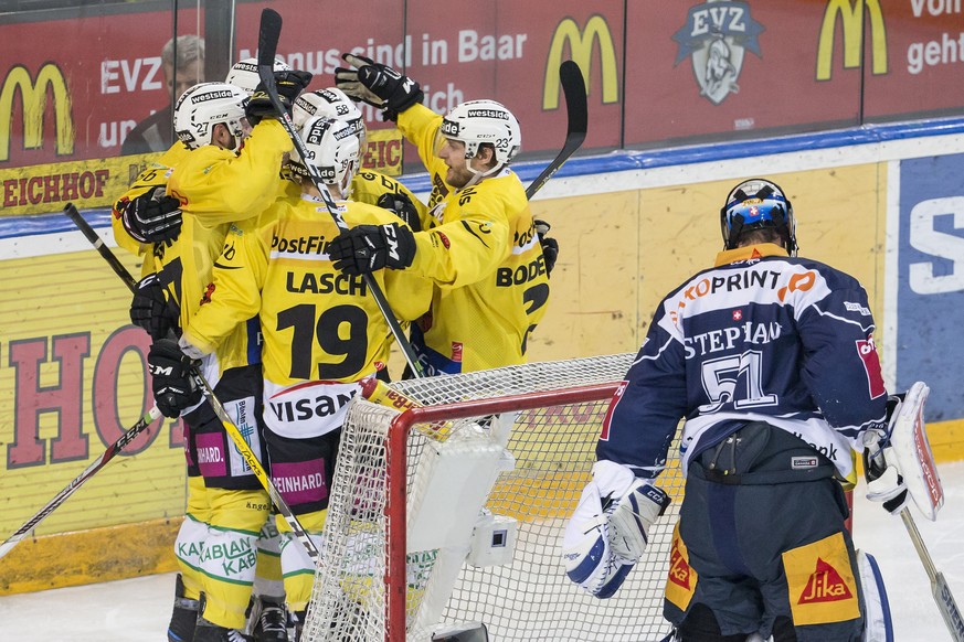 Jubel bei den Bernern, links, und Enttaeuschung bei Zugs Goalie Tobias Stephan, rechts, im zweiten Eishockey Playoff-Finalspiel der National League A zwischen dem EV Zug und dem SC Bern, am Samstag, 8 ...