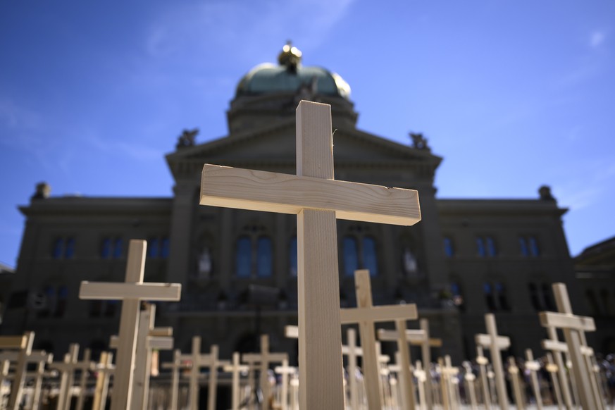 Holzkreuze vor das Bundeshaus waeherend die Kundgebung der Evangelischen Allianz gegen Christenverfolgung, am Samstag, 9. Juli 2022 auf dem Bundesplatz, in Bern. (KEYSTONE/Anthony Anex)