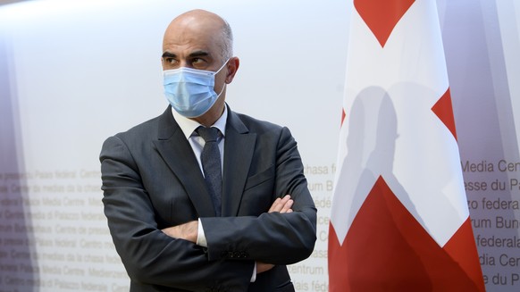 Bundesrat Alain Berset, ..auf dem Weg zur .kurz vor Beginn.spricht..waehrend einer Medienkonferenz des Bundesrates zur aktuellen Situation im Zusammenhang mit dem Coronavirus, am Freitag, 3. Dezember  ...