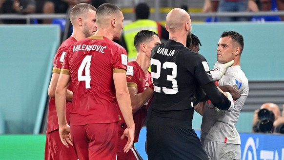 Sport Bilder des Tages Rudelbildung:Torwart MILINKOVIC-SAVIC Vanj SRB geht Granit XHAKA SUI an die Gurgel, unsportliches Verhalten,Streit,Auseinandersetzung. Serbien SRB - Schweiz SUI 2-3 Gruppenphase ...