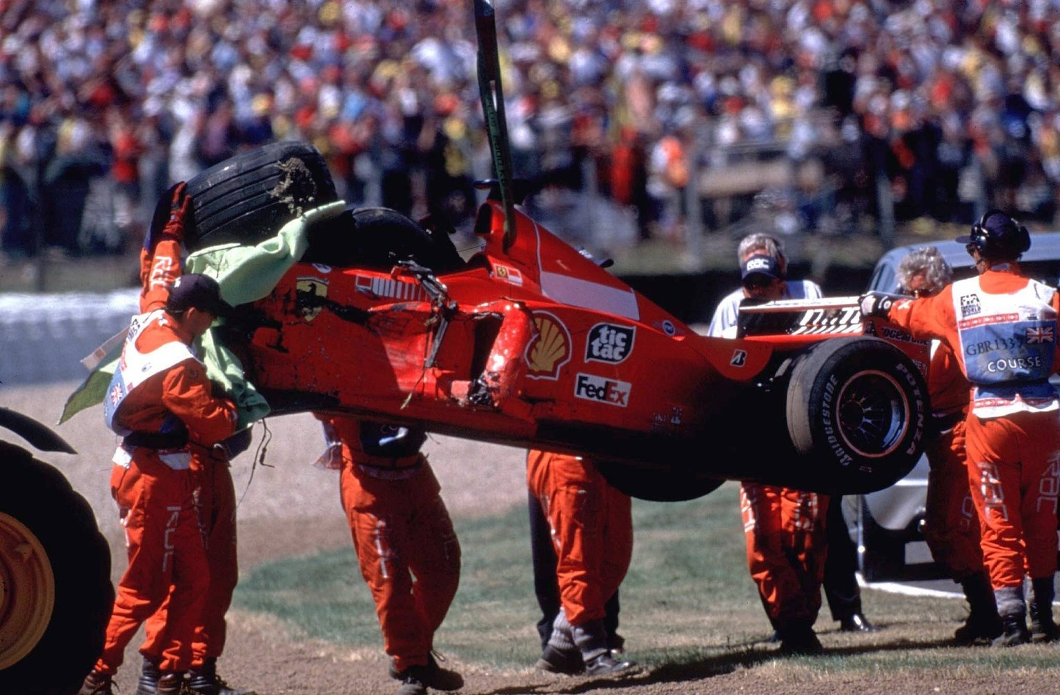 Streckenposten bergen den zerst�rten Boliden von Michael Schumacher (Deutschland / Ferrari), der sich bei dem Unfall selbst das Bein brach und sechs Rennen pausieren musste