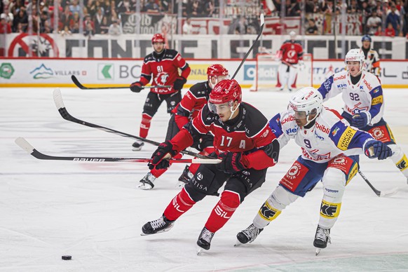 Ken Jaeger (LHC), gauche, lutte pour le puck avec Noah Delemont (EHCK), droite, lors du match du championnat suisse de hockey sur glace de National League entre Lausanne HC, LHC, et le EHC Kloten, ce  ...