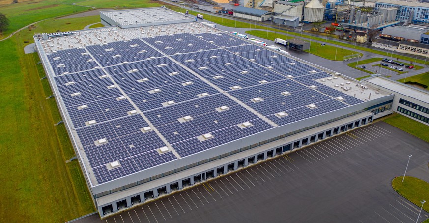 Installationsarbeiten auf dem Dach des Aldi-Verteilzentrums in Perlen. Die freien Flächen sind heute ebenfalls mit Panels belegt. Die Gesamtfläche der Anlage beträgt rund sechs Fussballfelder.