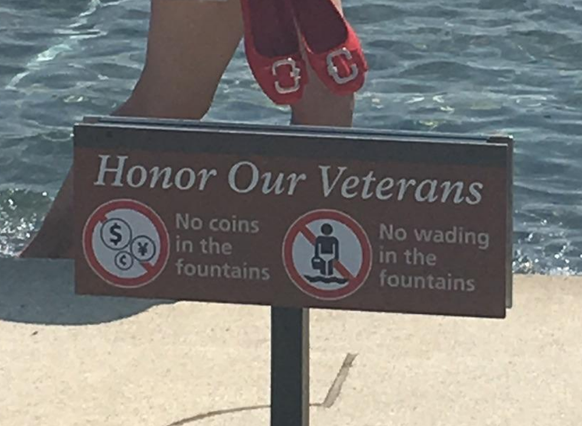 «Respektiere unsere Veteranen. Keine Münzen in den Brunnen werfen. Kein Waten im Brunnen.»