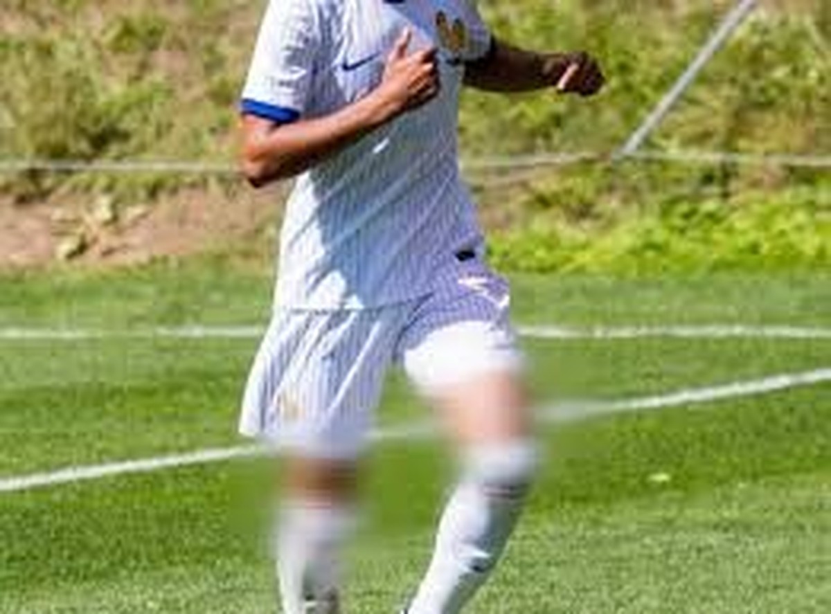 Les genoux et cuisses du jeune Français Anis Ouzenadji ont été floutés sur la publication officielle de l'ESTAC Troyes.