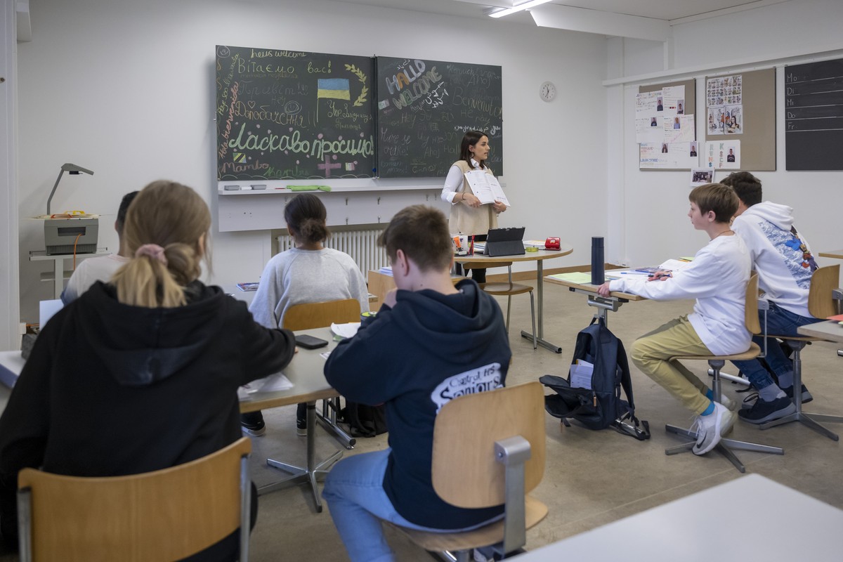 Lehrerin Edita Nuredini, stehend, unterrichtet in der Klasse einer Einstiegsgruppe an der Sekundarschule Holbein in Basel, am Donnerstag, 7. April 2022. In dieser Klasse erhalten die Schuelerinnen und ...