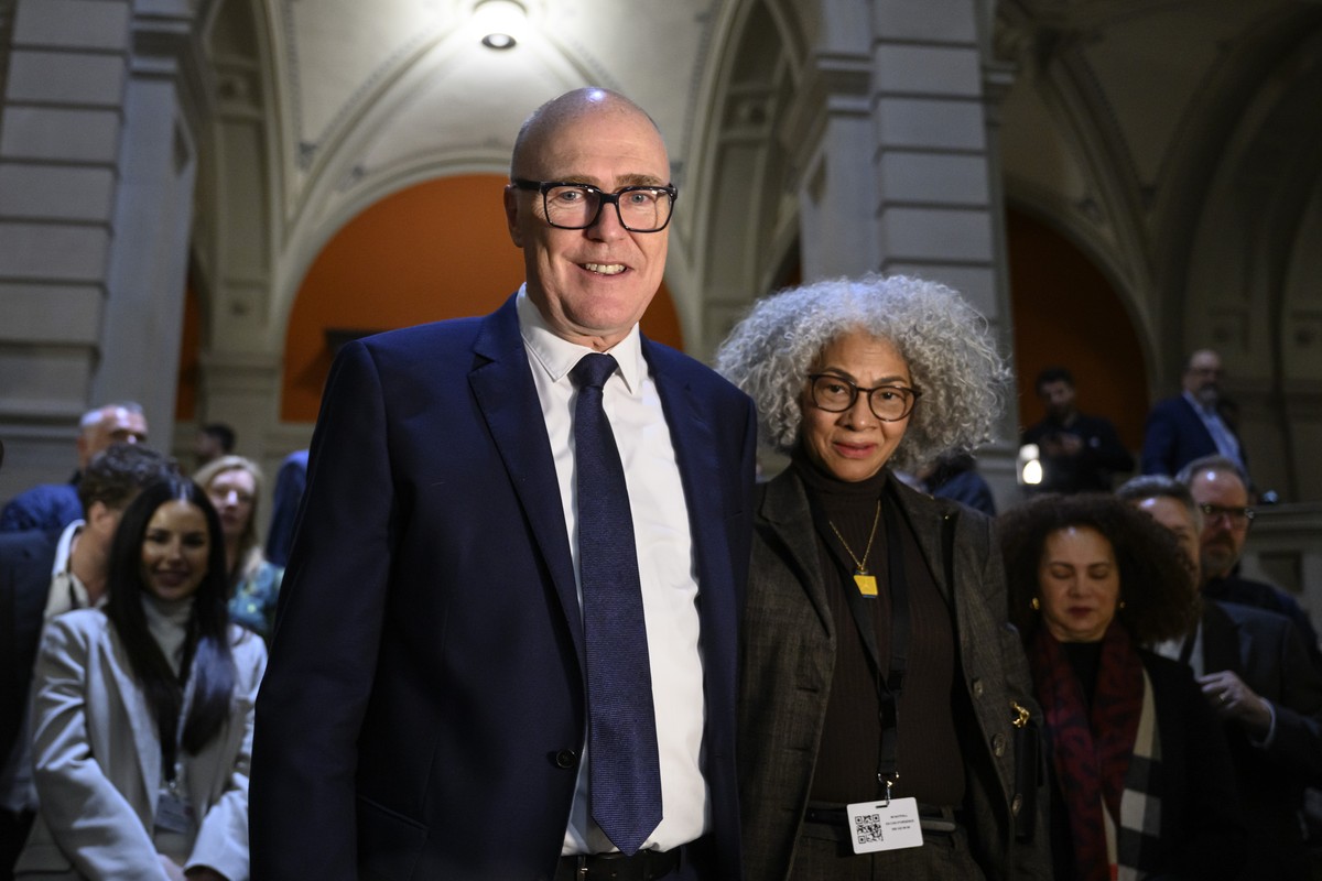 Der neu gewaehlte Bundesrat Martin Pfister, Zuger Regierungsrat der Mitte freut sich mit seiner Frau Cacilda, Familie und Gaesten, nach der Ersatzwahl in den Bundesrat durch die Vereinigte Bundesversa ...