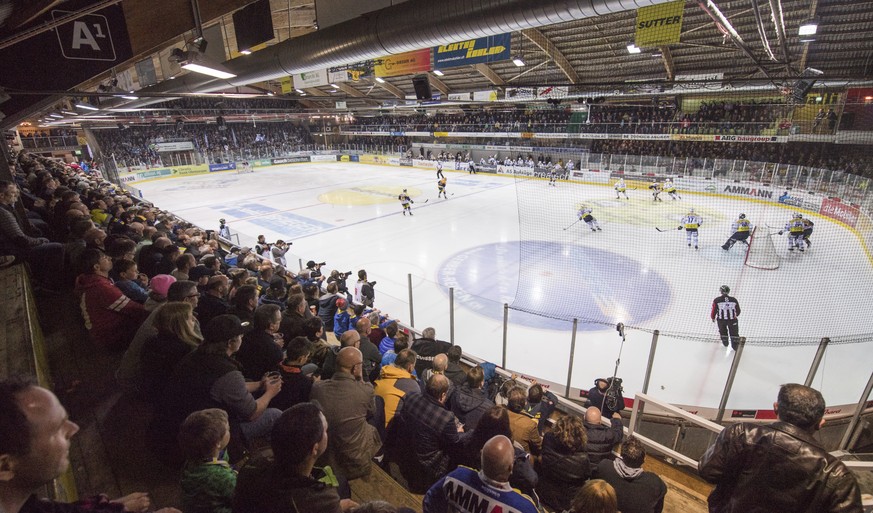 Die Ausverkaufte Schorenhalle, beim 2. Spiel der Ligaqualifikation, zwischen dem SC Langenthal und dem HC Ambri-Piotta, am Samstag, 8. April 2017, in der Eishalle Schoren in Langenthal. (KEYSTONE/Marc ...