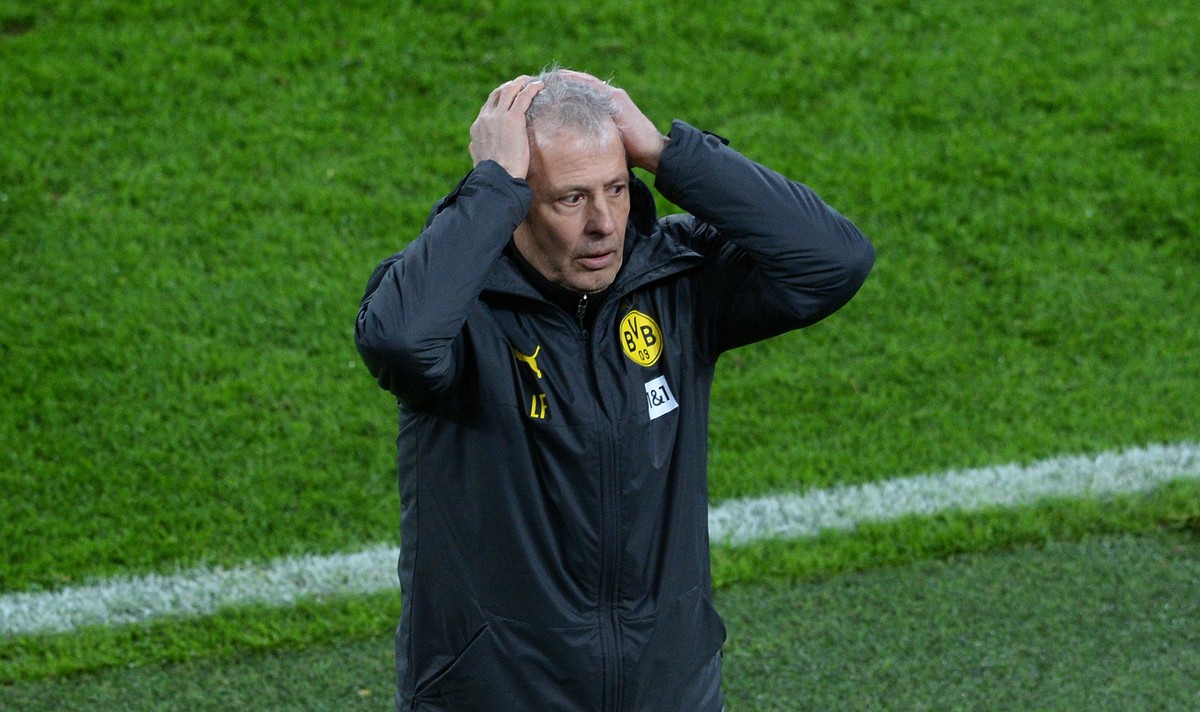 epa08849322 Dortmund's Swiss coach Lucien Favre reacts during the German first division Bundesliga football match Borussia Dortmund v 1.FC Cologne at the Signal Iduna Park Stadium in Dortmund, Ge ...