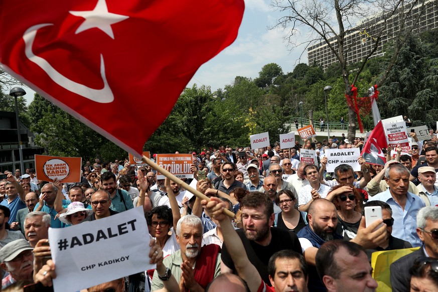 epa06029277 A supporters of Turkey&#039;s main opposition Republican People&#039;s Party (CHP) hold flags and placards reading &#039;Justice&#039;, during a rally to call attention to arrests by Turki ...