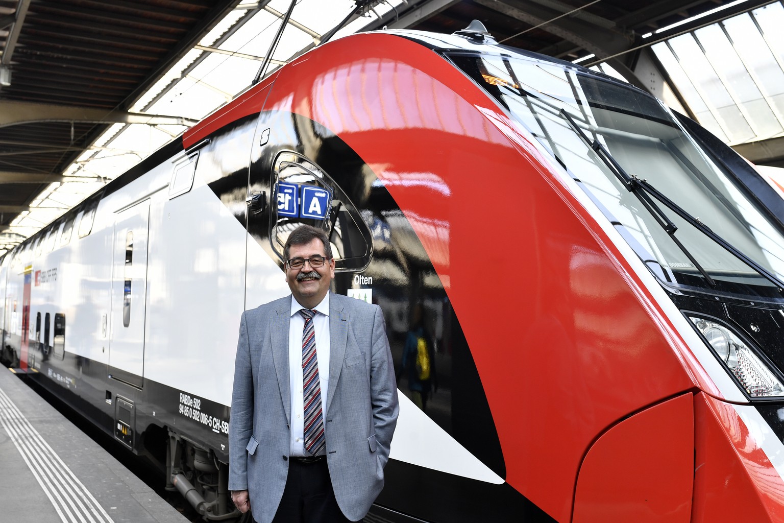 Stephane Wettstein, Geschaeftsfuehrer Bombardier Schweiz vor der Abfahrt des Fernverkehrs-Doppelstockzugs FV-Dosto im Zuercher Hauptbahnhof am Mittwoch, 1. Mai 2019. (KEYSTONE/Walter Bieri)