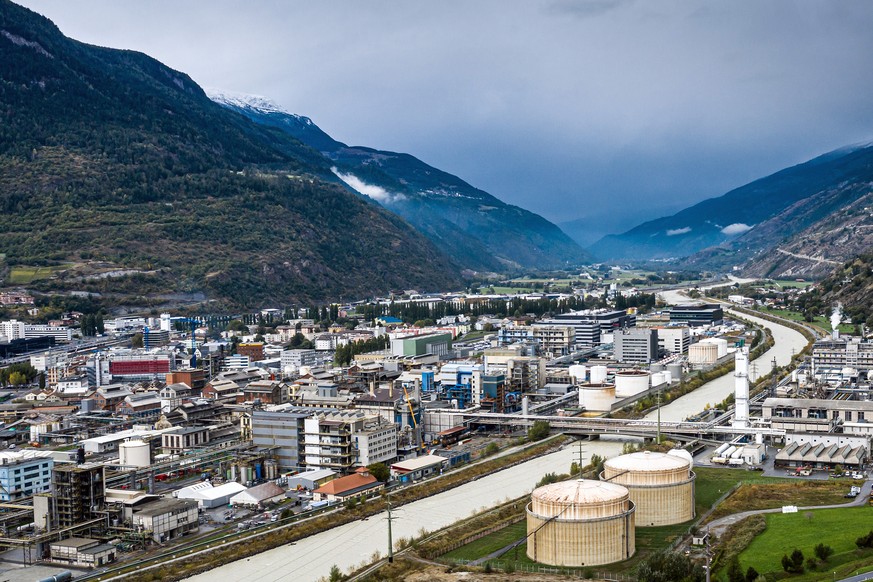 ARCHIV --- Lonza buildings, where a part of the Moderna mRNA coronavirus disease (COVID-19) vaccine will be produced, in Visp, Switzerland, October 6, 2020. (KEYSTONE/Olivier Maire)