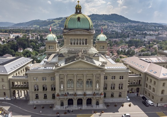 ARCHIVBILD ZUM UEBERSCHUSS VON 2,9 MILLIARDEN FRANKEN IN DER RECHNUNG DES BUNDES FUER 2018, AM MITTWOCH, 13. FEBRUAR 2019 - Luftaufnahme vom Bundeshaus in Bern, Schweiz, am Mittwoch, 8. August 2018. ( ...
