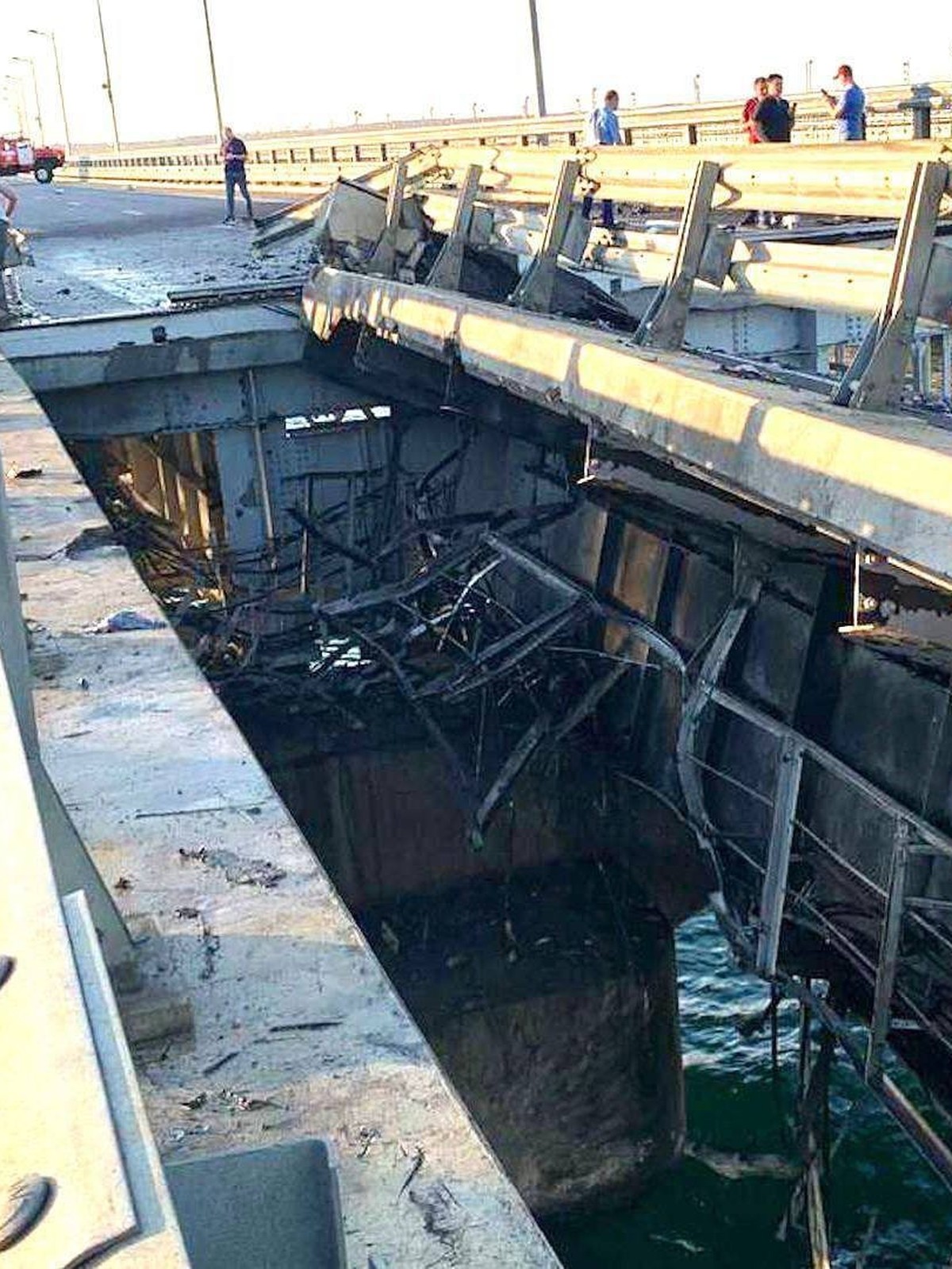Das Bild zeigt die Ausmasse oder den Schaden der Krim-Brücke/Kertsch-Brücke.