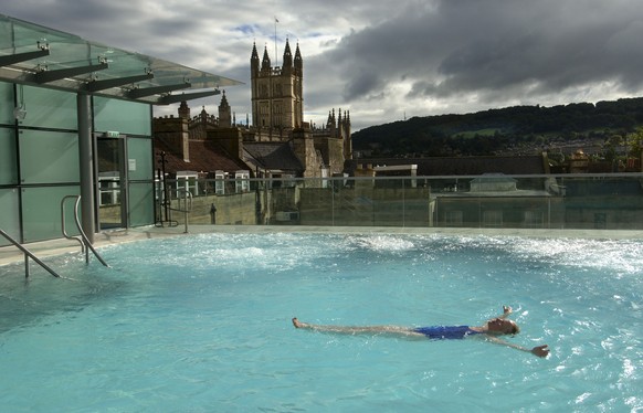Ein Thermalbad mit Aussicht auf die englische Stadt Bath. 