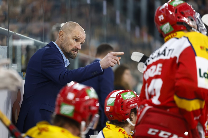 Biels Cheftrainer Petri Matikainen gibt Anweisungen im Eishockey Meisterschaftsspiel der National League zwischen EHC Biel und HC Ajoie, am Freitag, 27. Oktober 2023, in der Tissot Arena in Biel. (KEY ...
