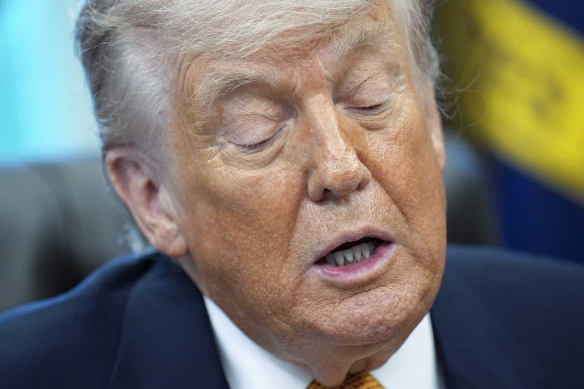 epa12937059 US President Donald Trump meets with UFC fighters in the Oval Office at the White House in Washington, DC, USA, 06 May 2026. EPA/YURI GRIPAS / POOL