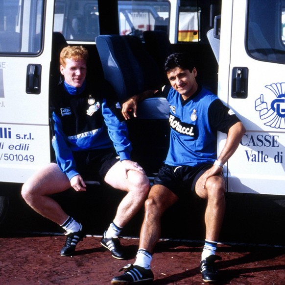 Matthias Sammer und Darko Pancev (beide Inter) auf dem Parkplatz am Mannschaftsbus

Matthias Sammer and Darko Pancev both Inter on the Parking at Mannschaftsbus