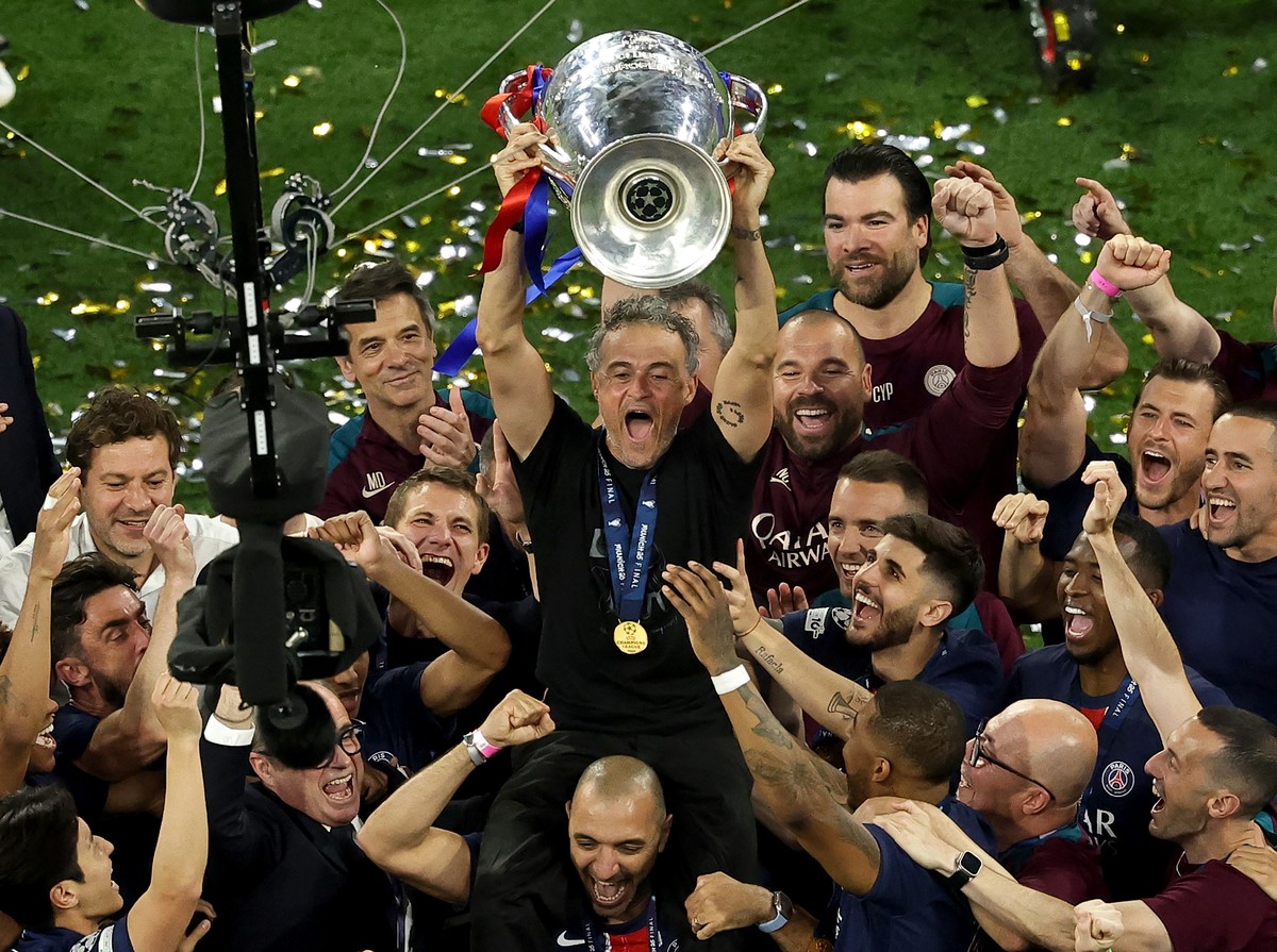 epa12148341 PSG head coach Luis Enrique lifts the trophy after the team won the UEFA Champions League final between Paris Saint-Germain and Internazionale Milano in Munich, Germany 31 May 2025. PSG wo ...