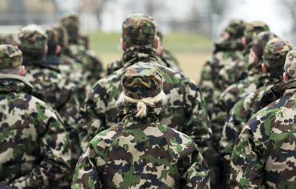 ZUR ARMEEBOTSCHAFT 2018, STELLEN WIR IHNEN HEUTE, 20. MAERZ 2018, FOLGENDES BILDMATERIAL ZUR VERFUEGUNG - Morgens beim Antrittsverlesen wird die Schweizer Flagge gehisst, in Achtungstellug gestanden u ...