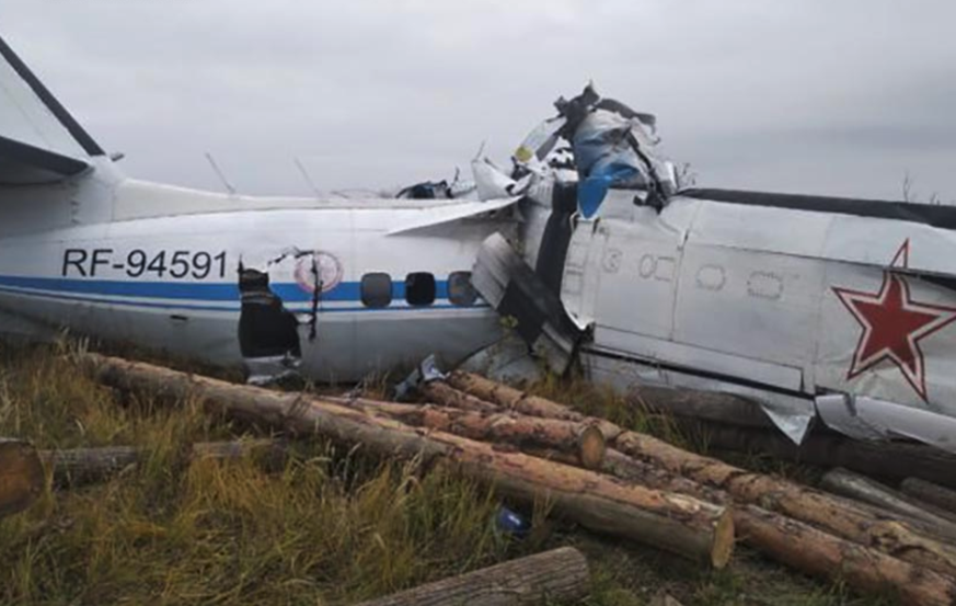 Das Flugzeug mit 22 Menschen an Bord krachte in den Boden.