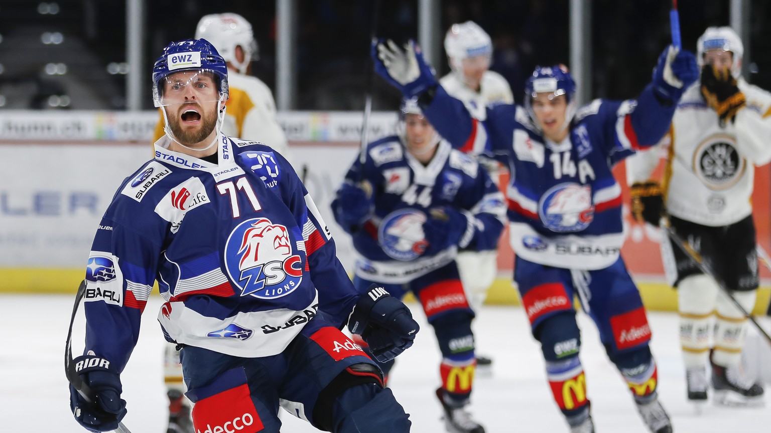 Der Zuercher Fredrik Pettersson, vorne, trifft zum 1-0 waehrend dem Eishockey-Meisterschaftsspiel der National League zwischen den ZSC Lions und dem HC Lugano, am Donnerstag, 19. Oktober 2017, im Hall ...