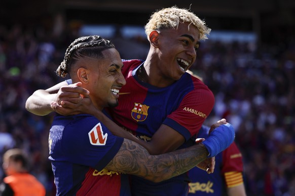 KEYPIX - epa12091840 FC Barcelona&#039;s Raphinha (L) celebrates with teammate Lamine Yamal after scoring the 4-2 goal during the Spanish LaLiga soccer match between FC Barcelona and Real Madrid, in B ...
