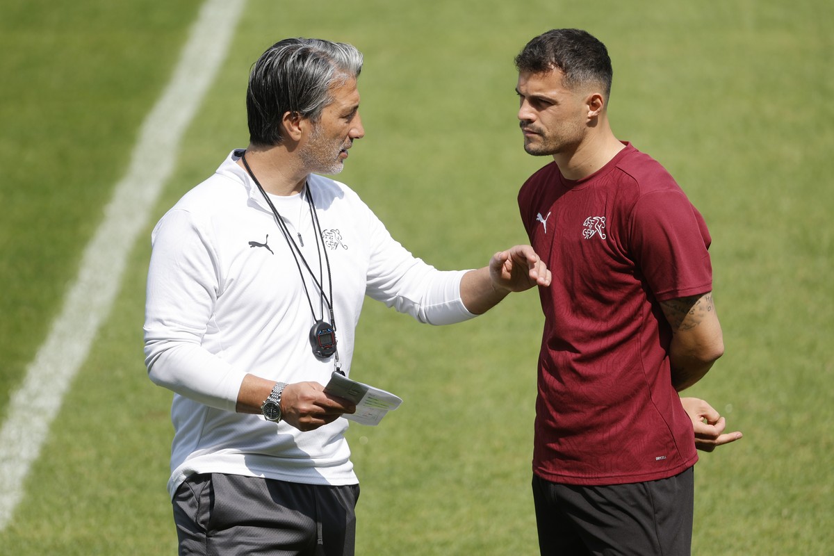 epa11442870 Switzerland's head coach Murat Yakin (L) talks to his captain Granit Xhaka during a training session in Stuttgart, Germany, 28 June 2024. Switzerland face Italy in a UEFA EURO 2024 ro ...