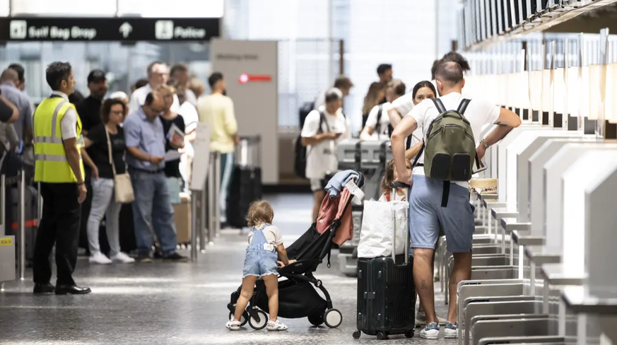 Der Flughafen Zürich sieht sich für die Sommerferien personalmässig gut gerüstet. Tatsächlich ist der Schweizer Landesflughafen von chaotischen Szenen, wie es sie derzeit regelmässig in London oder Am ...