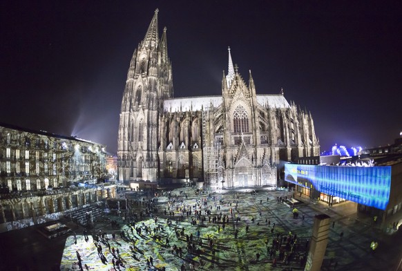 epa05693173 A fisheye lens view of visitors during a Light installation by the German Artist Philipp Geist in front of the cathedral during New Year&#039;s Eve celebrations in Cologne, Germany, 31 Dec ...