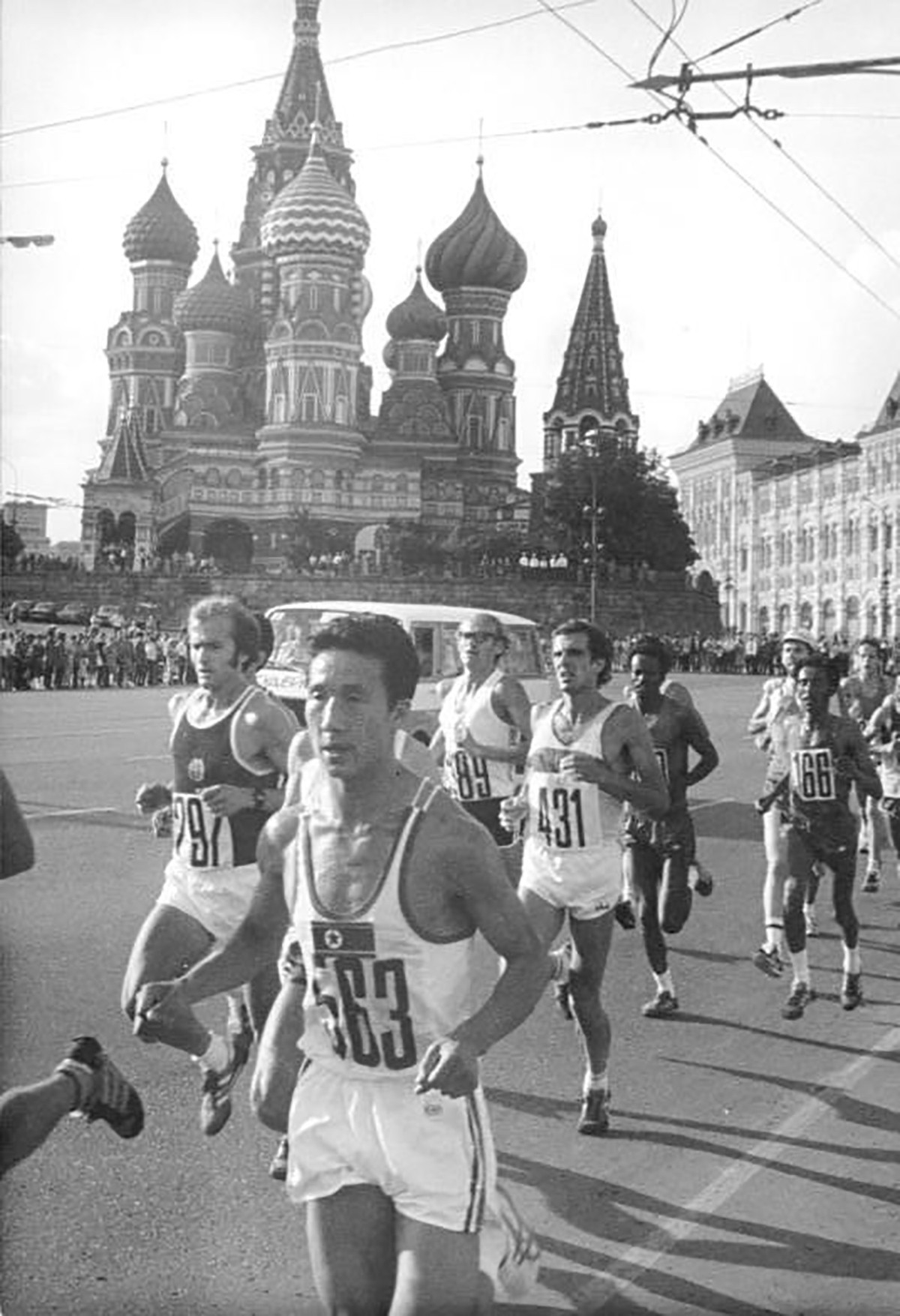 Marathonläufer im Zentrum der Olympiastadt Moskau. Links der spätere Sieger Waldemar Cierpinski (DDR).
https://de.wikipedia.org/wiki/Datei:Bundesarchiv_Bild_183-W0801-0120,_Moskau,_XXII._Olympiade,_Ma ...