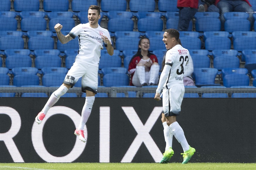 Die Thuner Dejan Sorgic, links und Marvin Spielmann, rechts, jubeln nach dem 3:3 im Fussball Meisterschaftsspiel der Super League zwischen dem FC Basel 1893 und dem FC Thun im Stadion St. Jakob-Park i ...