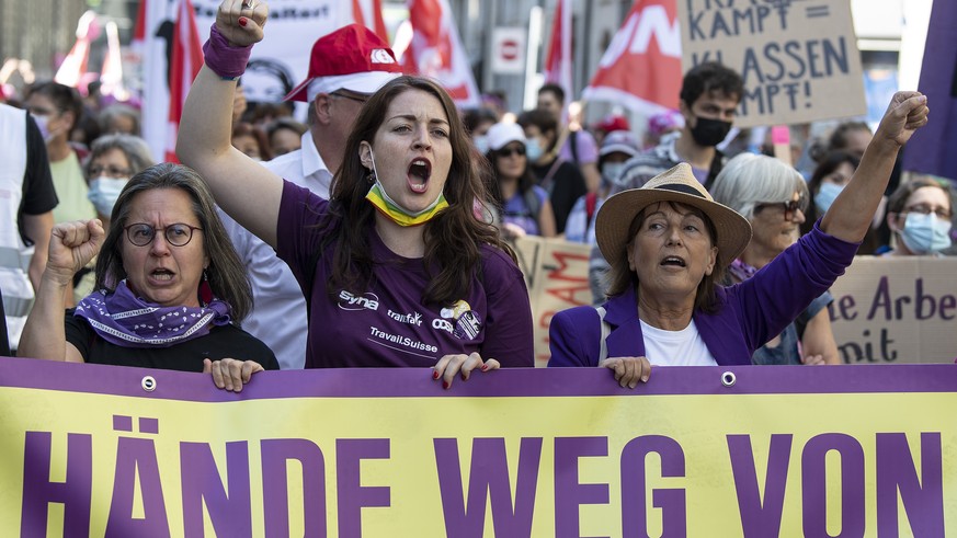Frauen anlaesslich einer Demonstration, am Samstag, 18. September 2021, in Bern. Nach dem Motto Haende weg von unseren Renten, AHV21- so nicht, demonstrieren Teilnehmer gegen den Rentenabbau zulasten  ...