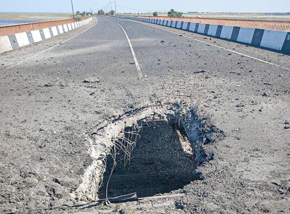 Russia: Chongar Bridge in Kherson Region in aftermath of military strike RUSSIA, KHERSON REGION - AUGUST 6, 2023: A shell hole on Chongar Bridge is seen after a Ukrainian military strike. The Ukrainia ...