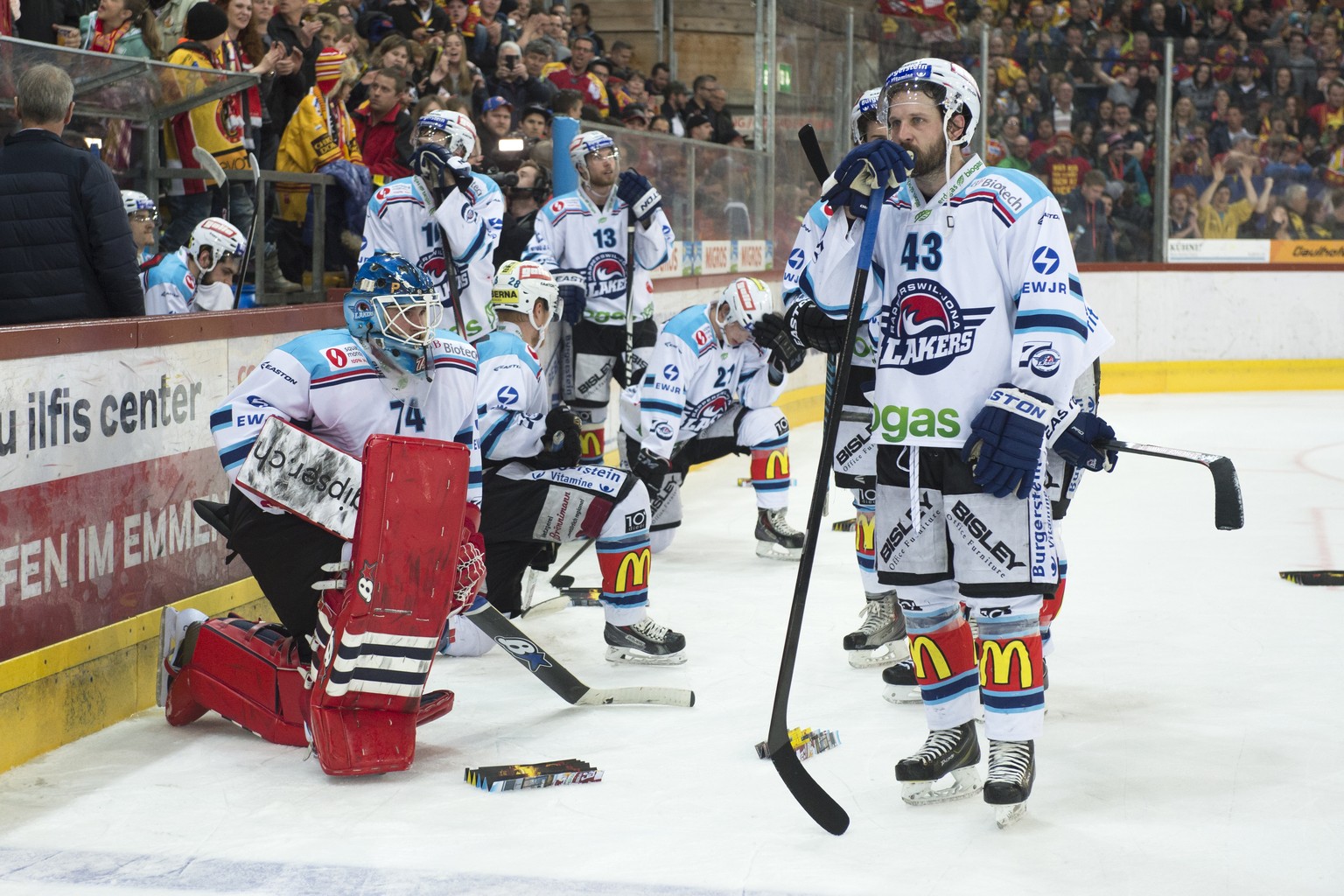 Enttaeuschte Rapperswiler Spieler nach dem vierten Auf-/Abstiegsplayoff Eishockey Ligaqualifikationsspiel der NLA/NLB zwischen den SCL Tigers und den Rapperswil-Jona Lakers am Donnerstag, 9. April 201 ...