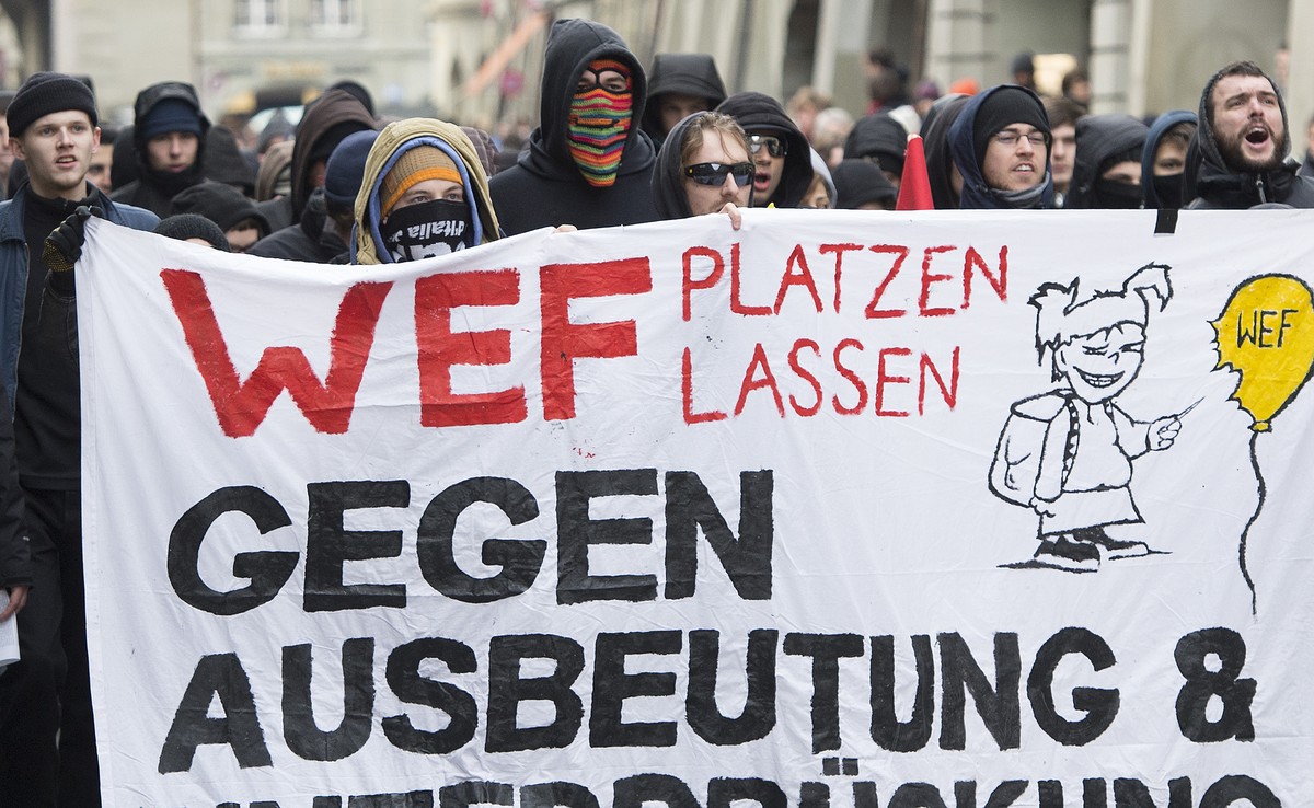 Teilnehmer der Anti-WEF Demo ziehen durch die Berner Innenstadt, am Samstag, 25. Januar 2014, in Bern. Die Kundgebungsteilnehmer riefen unter anderem die Parole "Wipe out WEF" und zuendeten  ...