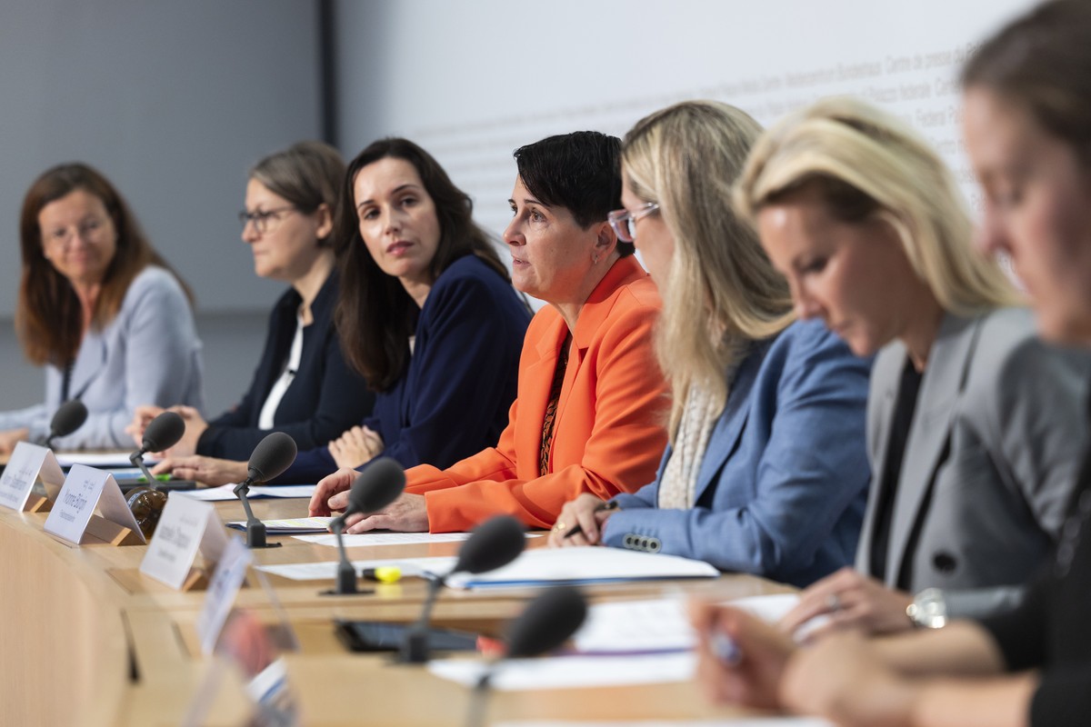 Von vorne: Katja Stettler-Riem, Nationalraetin SVP-BE, Celine Amaudruz, Nationalraetin SVP-GE, Isabelle Chappuis, Nationalraetin Mitte-VD, Yvonne Buergin, Nationalraetin Mitte-ZH und Fraktionspraeside ...