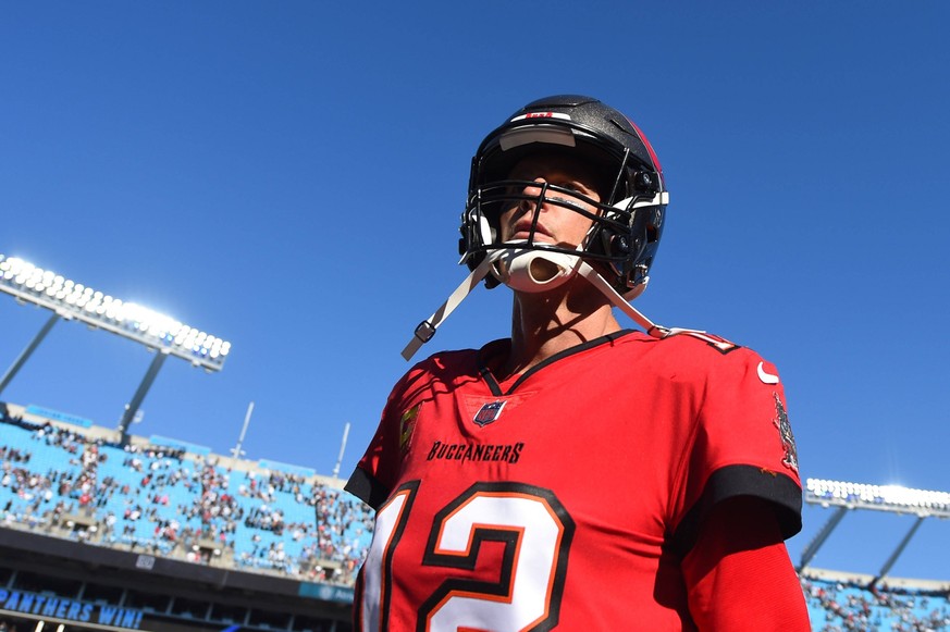 NFL, American Football Herren, USA Tampa Bay Buccaneers at Carolina Panthers Oct 23, 2022 Charlotte, North Carolina, USA Tampa Bay Buccaneers quarterback Tom Brady 12 leaves the field after the game a ...