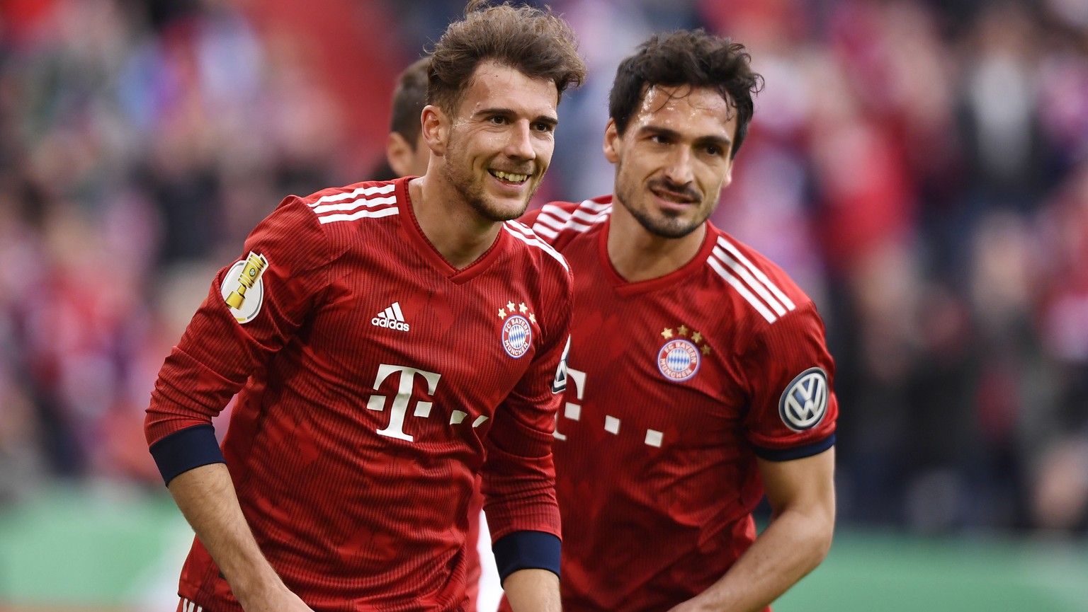 epa07482955 Bayern&#039;s Leon Goretzka (L) and Bayern&#039;s Mats Hummels celebrate the 1-0 during the German DFB Cup quarter finale soccer match between FC Bayern Munich and 1. FC Heidenheim in Muni ...