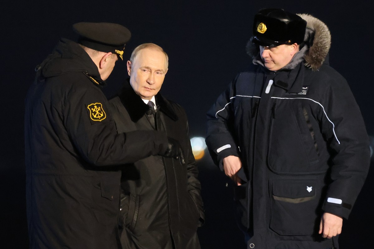 epa11992907 Russian President Vladimir Putin visits the Project 885M (Yasen-M) nuclear-powered submarine 'Arkhangelsk' in Murmansk, Russia, 27 March 2025. The number of Russian military pers ...