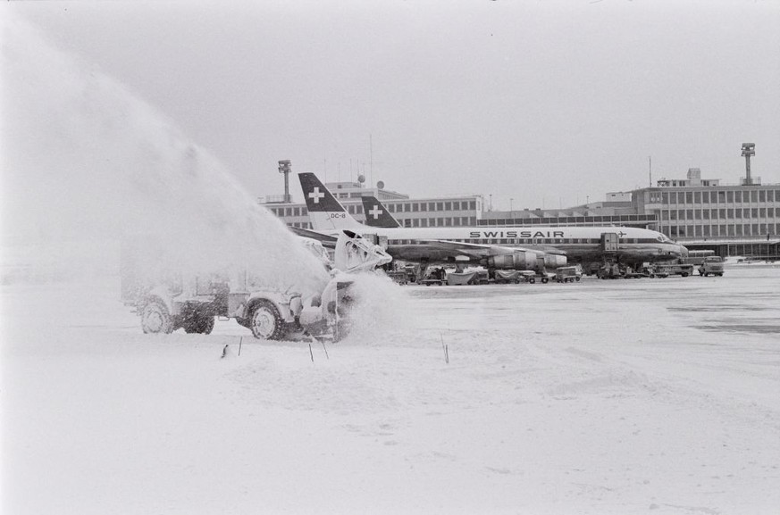 Schneefahrzeug 12.02.1969

Schneeräumung Flughafen ZRH