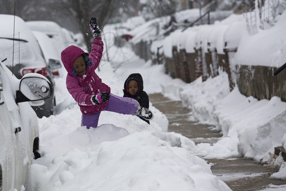 Nahverkehr eingestellt, Schulen geschlossen: Kinder spielen in Washington DC im Schnee.