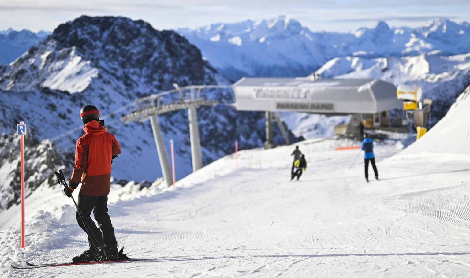 Ein Skifahrer macht ein Foto, bei der Eroeffnung der Skisaison, am Samstag, 19. November 2022, auf Parsenn in Davos. (KEYSTONE/Gian Ehrenzeller)