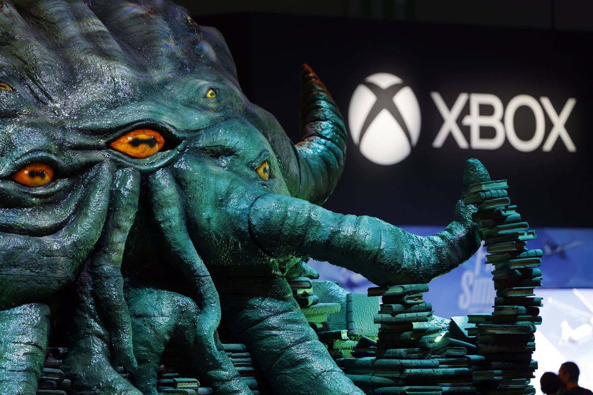 Ein Monster aus dem Spiel Elder Scrolls Online vor dem Logo der Spieleplattform XBOX auf der Gamescom 2023. Die weltgr