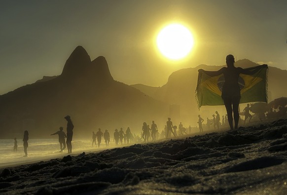 epa10997274 People enjoy a summer day at Ipanema beach, in Rio de Janeiro, Brazil, March 18, 2023. EPA/ANTONIO LACERDA