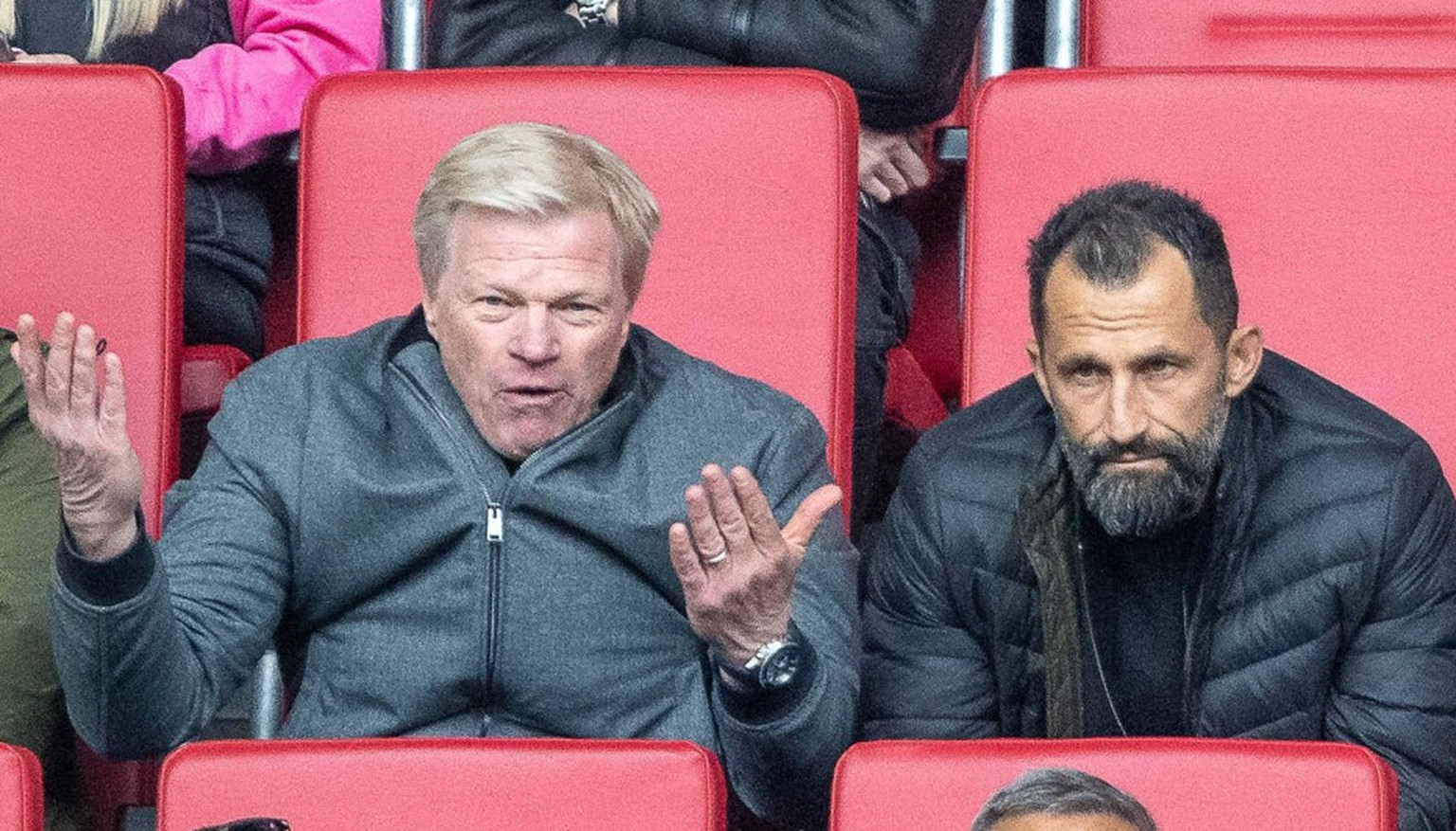 Oliver Kahn Vorstand Vors. FC Bayern Muenchen AG, Hasan Salihamidzic FC Bayern Muenchen, Sportvorstand, Stellv. Vorstandsvorsitzender Jan-Christian Dreesen, Vorstand Andreas Jung, negative Emotionen,  ...