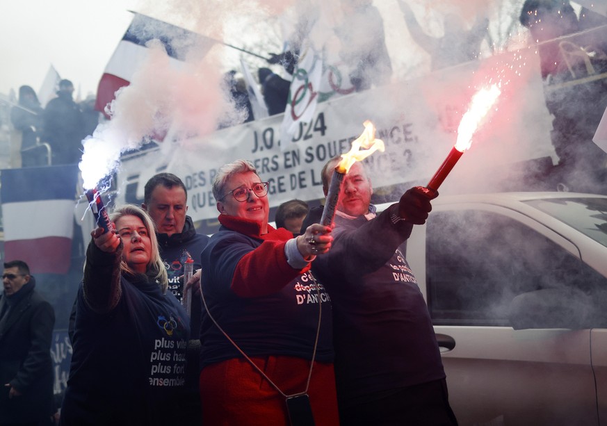 epaselect epa11067257 French police members of Unite SGP Police Union light up as they demonstrate in the streets demanding better working conditions ahead of the 2024 Olympic Games in Paris, France...