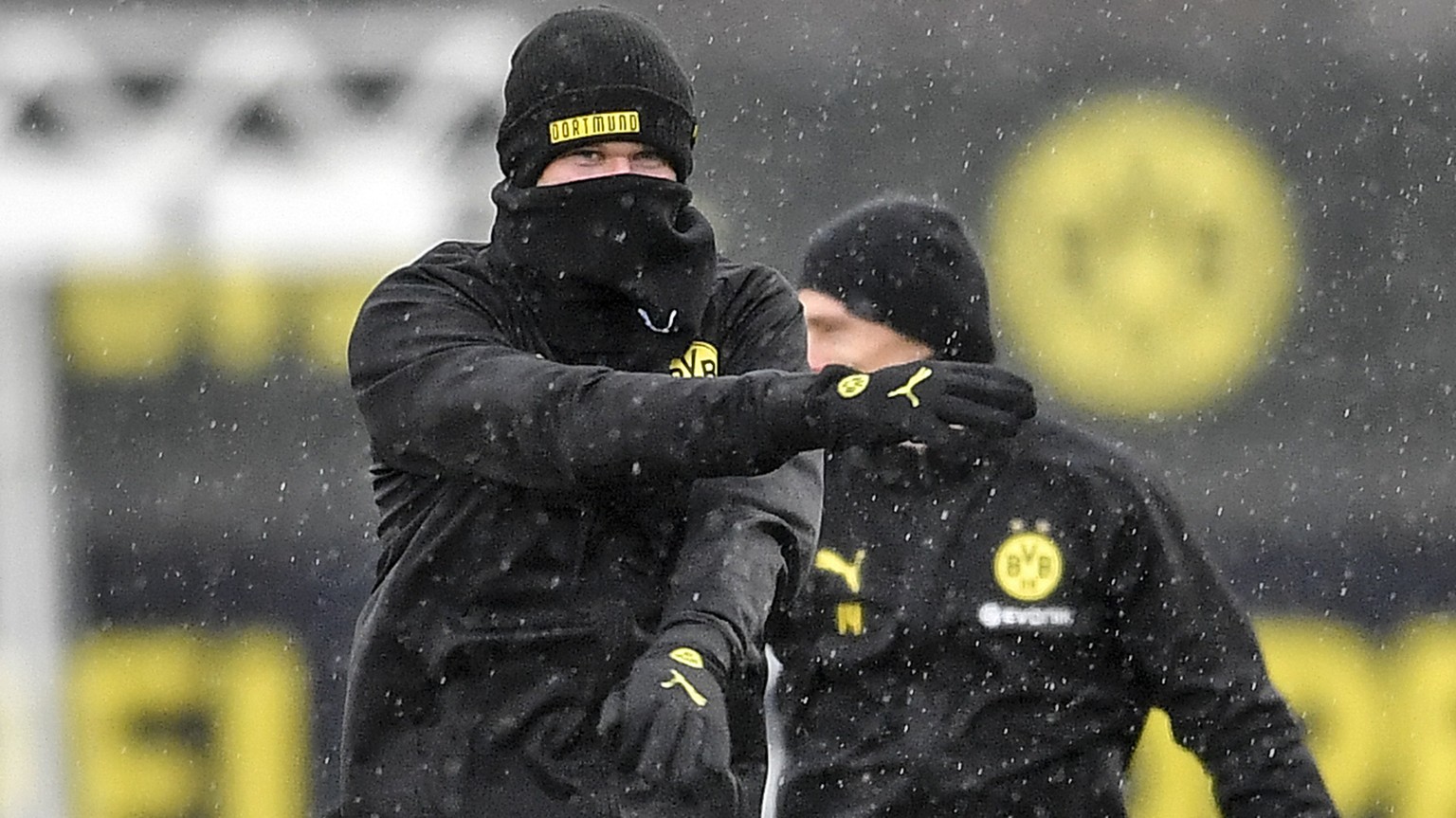 Dortmund&#039;s Erling Haaland exercises in the rain during the last training session prior the Champions League match in Dortmund, Germany, Monday, Feb. 17, 2020. Borussia Dortmund will play against  ...
